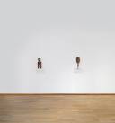 Vue de l'exposition. Un ensemble de sculptures Léga.