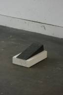 Michel Boulanger  Un pas. Fer sur plâtre. Edition de 7 exemplaires 12 x 27 x 16 cm