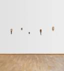 Vue de l'exposition. Un ensemble de masques Léga.